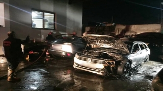 Mersin’de otoparkta çıkan yangında 3 araç zarar gördü