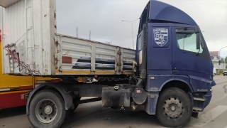Isparta’da tır ile otomobilin çarpıştığı kazada anne ve oğlu yaralandı