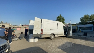 Adana’da kovalamaca sonucu yakalanan minibüste çok sayıda makaron ele geçirildi