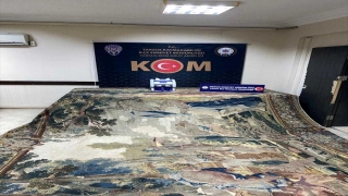 Mersin’de tarihi eser olduğu değerlendirilen halı ve kitap ele geçirildi