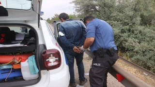Adana’da otoyoldaki demir bariyerleri çalmaya çalışan zanlı yakalandı