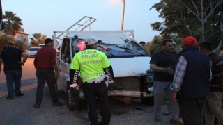 Hatay’da nehre düşen pikap sürücüsü yaralandı