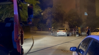 Adana’da kundaklanan otomobilde hasar oluştu