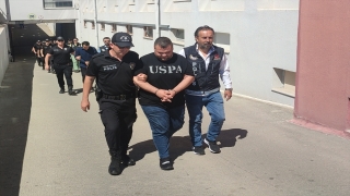 Adana merkezli gündüz düzenlenen uyuşturucu operasyonunda yakalanan 5 zanlı tutuklandı