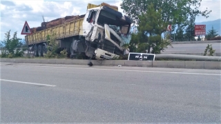 Burdur’da aydınlatma direğine çarpan tırı kullandığı öne sürülen çocuk yaralandı