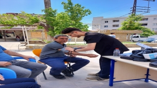 Karaisalı’da öğrenciler, vatandaşlara kan şekeri ve tansiyon ölçümü yaptı