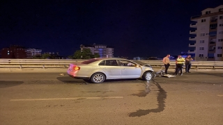 Alanya’da eşinin kaza yaptığını gören sürücü refüje çarptı