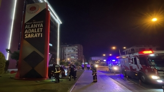 Alanya’da adliye tabelasına çarpan aracın sürücüsü yaralandı