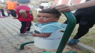 Gaziantep’te saklambaç oynarken girdiği çöp kovasına sıkışan çocuğu itfaiye kurtardı