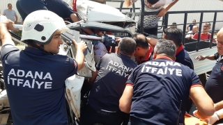 Adana’da önündeki tıra çarpan kamyonetin sürücüsü yaralandı