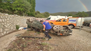 IspartaAntalya kara yolunda otomobilin takla atması sonucu 3 kişi yaralandı