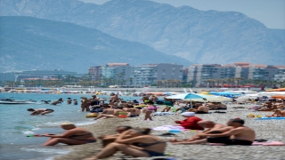 Antalya sahillerinde turist yoğunluğu