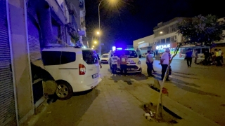 Adana’da hafif ticari araç motosikletle çarpışıp iş yerine girdi, 1 kişi yaralandı