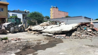 Akdeniz’de metruk binaların yıkımı sürüyor