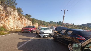 Antalya’da 3 otomobil çarpıştı