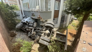 Kontrolden çıkan kamyon, yolun alt kısmındaki evin üzerine devrildi