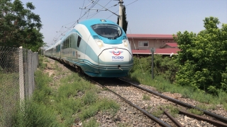 Adana’da demir yolu köprüsündeki rayların vidalarını çalan zanlı tutuklandı