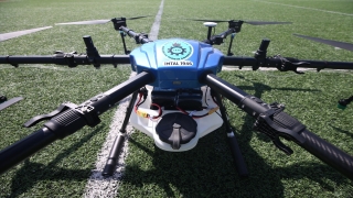 Hatay’da öğrenciler tarım arazileri için ilaçlama dronu yaptı