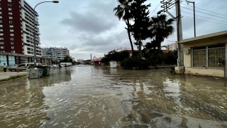 Adana’da patlayan su borusu nedeniyle bazı iş yerlerini su bastı