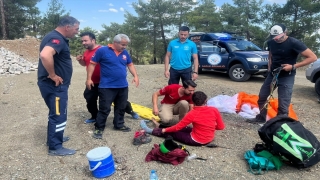 Burdur’da ormanlık alana düşen yamaç paraşütçüsü kurtarıldı