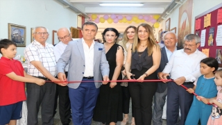 Adana Kozan’da üç kız kardeş annelerinin görev yaptığı okula kütüphane yaptırdı