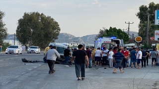 Antalya’da iki otomobil çarpıştı, sürücüler yaralandı