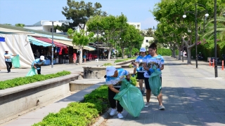 Manavgat’ta otel personeli ve turistler çevre temizliği yaptı