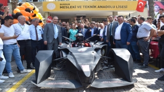 Burdur’da öğrencilerinin ürettiği elektrikli Formula 1 aracıyla test sürüşü yapıldı