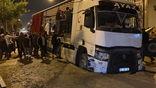Isparta’da tekerleri çöken asfalta gömülen tır kurtarıldı