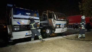 Adana’da park halindeki kamyon yandı
