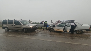 Adana’da aynı yerde meydana gelen iki ayrı trafik kazasında 3 kişi yaralandı