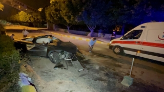 Adana’da sürücü, hurdaya dönen otomobilden yara almadan çıktı