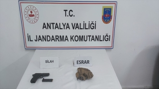 Antalya’da yol kontrolünde ruhsatsız tabanca ve uyuşturucu ele geçirildi