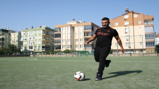 Halı sahada vurduğu top 4. kat balkonundan içeriye girince gündem oldu