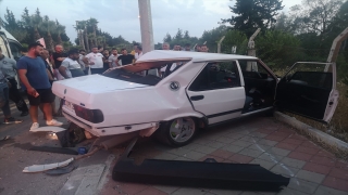 Adana’da direğe çarpan otomobildeki 3 kişi yaralandı