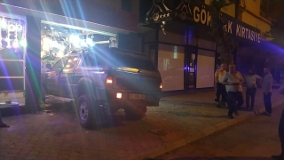 Adana’da pikabın dükkana girmesi sonucu sürücü yaralandı