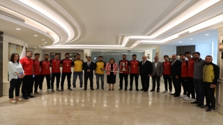 Şampiyon hokeycilerden kent protokolüne ziyaret