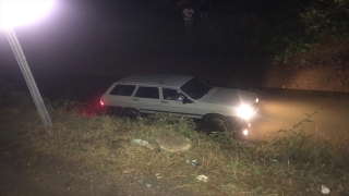 Sulama kanalına devrilen otomobilden yara almadan kurtuldular