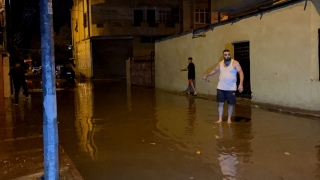 Adana’da sağanak nedeniyle bazı evleri ve iş yerlerini su bastı