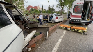 Adana’da iki otomobilin ağaçlara çarpması sonucu 5 kişi yaralandı