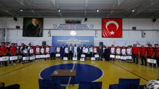 Büyükşehir Belediyesi’nden Nizip Spor Lisesi öğrencilerine malzeme desteği