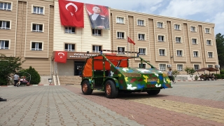 Meslek lisesi öğrencileri hurdaya ayrılan parçalardan araba yaptı
