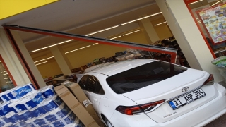 Mersin’de kontrolü yitirilen araç markete girdi