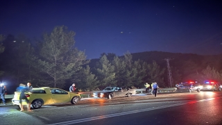 Akseki’de bariyerlere çarpan otomobildeki 3 kişi yaralandı