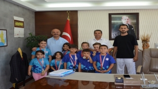Minik yüzücüler Kaymakam Kolsuz’u ziyaret etti