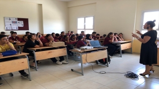Adana’da jandarma öğrencilere siber suçlarla ilgili seminer verdi