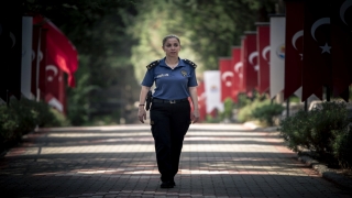 Şehit kızından, mesleğini sürdürdüğü polis babasının kabrine Babalar Günü ziyareti