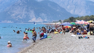 Antalya sahillerinde güneşli hava yoğunluğu