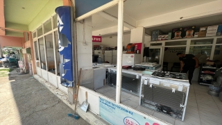 Isparta’da bir kişinin iş yeri camlarını sopayla kırması kameraya yansıdı