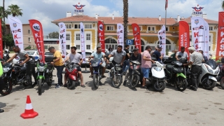 Adana’da motosiklet sürücülerine kask dağıtımı